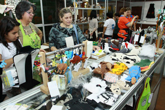 Variedade de peças artesanais chama a atenção de visitantes (Foto: João Alves)