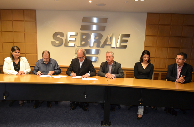 O superintendente do SEBRAE/RS (centro) e o reitor da Unipampa (segundo à esq.) firmaram o convênio (Foto: SEBRAE/RS)