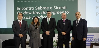O diretor Técnico do SEBRAE/RS (primeiro à esq.) e a diretora Técnica do SEBRAE/Nacional participaram do evento em Porto Alegre (Foto: Cintia Madrid)