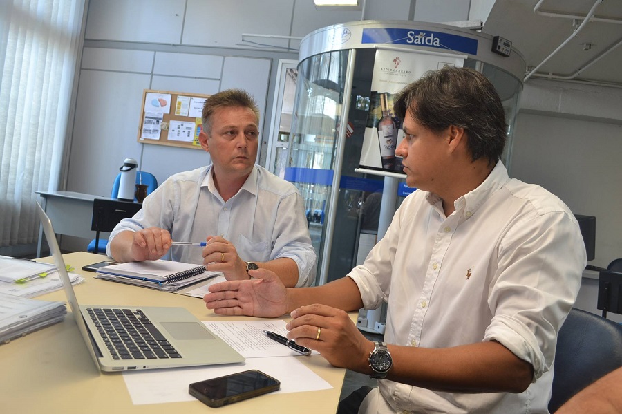 Alexandre Schmitt (esq.) apresentará a iniciativa aos empresários do município (Foto: Divulgação / Prefeitura de Encruzilhada do Sul)