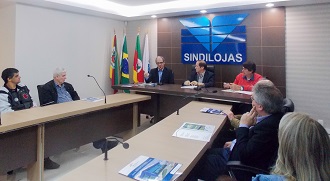 Derly Fialho (mesa principal, à esq.) participou de reunião-almoço em Farroupilha (Foto: Divulgação / Sindilojas)