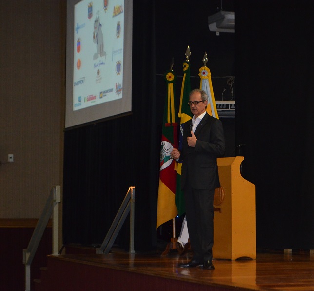 Derly Fialho ministrou palestra sobre o tema liderança no CeIMRG (Foto: SEBRAE/RS)