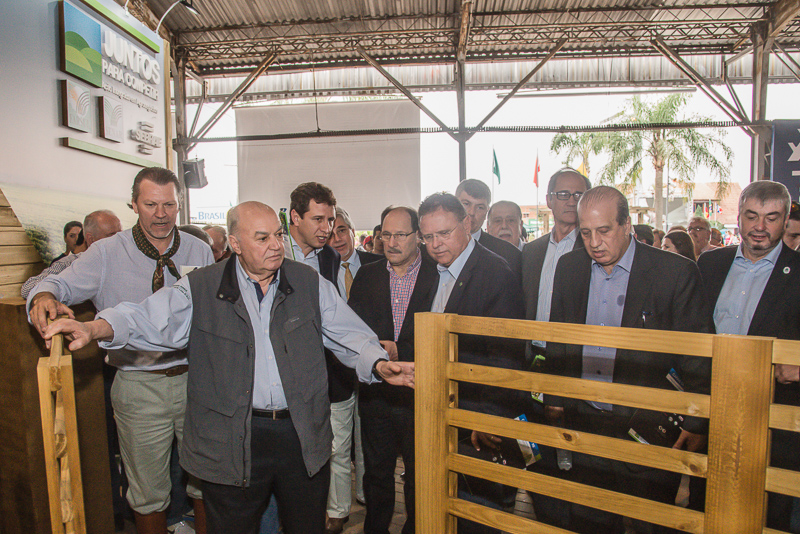O presidente Carlos Sperotto (centro) liderou o momento que contou com a presença do governador do RS e ministros (Foto: Fagner Almeida)
