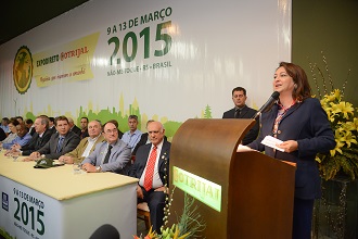 A ministra da Agricultura, Kátia Abreu, em seu discurso na abertura da Expodireto 2015 (Foto: Fagner Almeida)