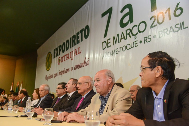 Carlos Sperotto (segundo à dir.) compôs a mesa de autoridades na abertura da Expodireto (Foto: Fagner Almeida)