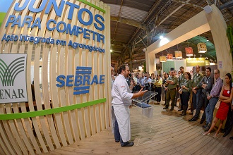 O chef Marcos Livi (no púlpito) comandou o coquetel no estande Juntos para Competir (Foto: Fagner Almeida)