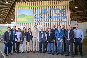 Missão portuguesa foi recebida pelo presidente do CDE do SEBRAE/RS (centro, de colete) no estande Juntos para Competir (Foto: Fagner Almeida)