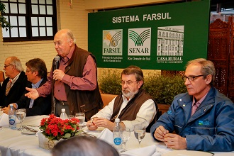 Carlos Sperotto (em pé) apresentou resultados durante almoço na Expointer, neste domingo (Foto: Fagner Almeida)