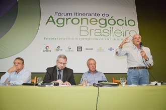 Luis Carlos Guedes Pinto (em pé), Francisco Turra (segundo à direita) e Roberto Rodrigues (primeiro à esq.) durante o evento em Não-Me-Toque (Foto: Fagner Almeida)