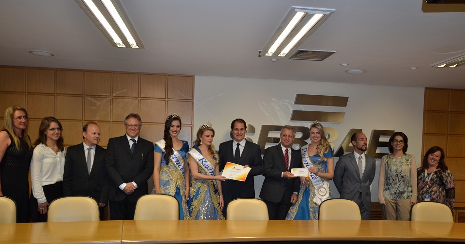 Corte da Frinape foi recebida pelos diretores do SEBRAE/RS (Foto: SEBRAE/RS)
