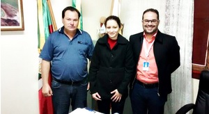 Prefeito Danilmar da Costa, a Agente de Desenvolvimento Ana Letícia de Miranda, e o Técnico do SEBRAE/RS Patric Strapazzon. (Foto: Divulgação)