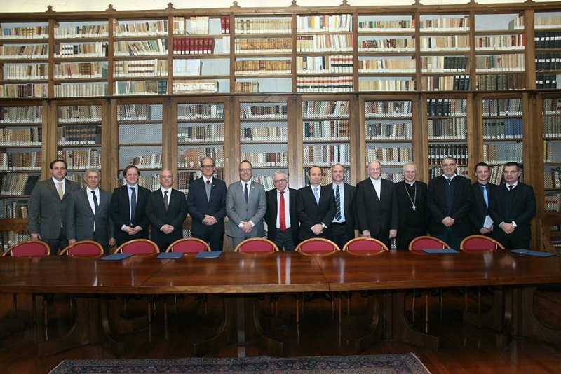 Líderes do SEBRAE/RS e da Altis presenciaram a assinatura do Convênio, em Milão (Foto: SEBRAE/RS)