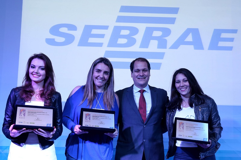 Vencedoras do Prêmio SEBRAE Mulher de Negócios no RS e o diretor Técnico do SEBRAE/RS (Foto: Marcos Nagelstein / Agência Preview)