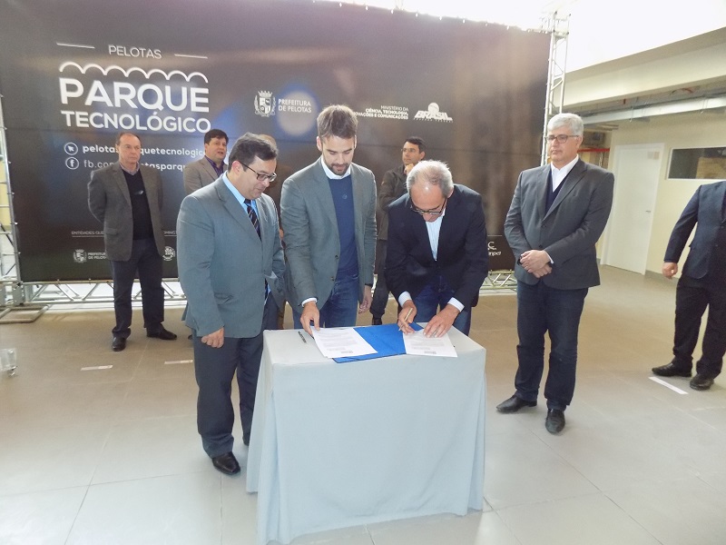 Derly Fialho (dir.) e o prefeito de Pelotas (centro) firmaram o termo (Foto: SEBRAE/RS)