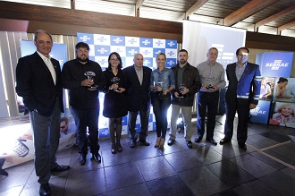 Vencedores do Prêmio SEBRAE de Jornalismo no RS acompanhados pelo presidente Carlos Sperotto (centro) e pelos diretores do SEBRAE/RS (Foto: Marco Quintana)