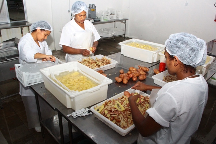 Visitantes conhecerão as técnica de processamento de legumes e verduras da Coopamb (Foto: Marcel Ávila / Prefeitura de Pelotas)