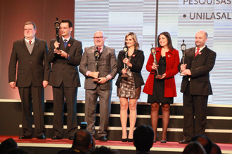 Presidente do SEBRAE/RS, Vitor Koch, à direita, na premiação (Foto: João Alves)