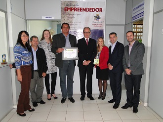 O diretor-superintendente do SEBRAE/RS (centro, de gravata) entregou o reconhecimento ao prefeito (Foto: Luciano Pereira)