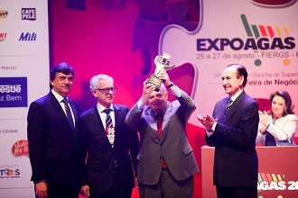 Carlos Sperotto recebe título de Supermercadista Honorário Agas (Foto: Dani Villar)