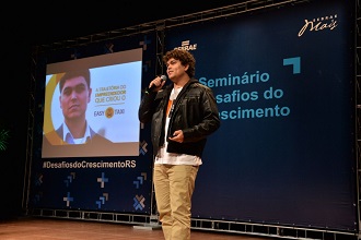 Fundador do Easy Taxi, Tallis Gomes, apresentou o case de seu aplicativo (Foto: Giovani Vieira)