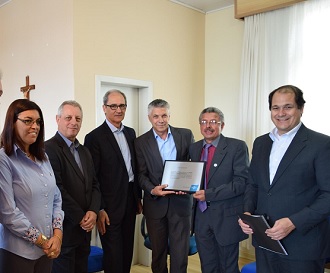 O diretor-superintendente do SEBRAE/RS (terceiro à esq.) entregou o reconhecimento ao prefeito municipal (Foto: Junior de Farias)