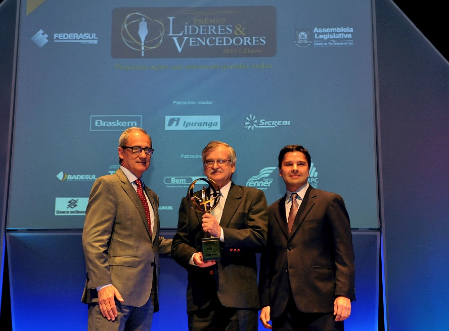 Derly Fialho (esquerda) entregou o prêmio aos empreendedores do Pastifício Italiano (Foto: Vinícius Reis / Agência ALRS)