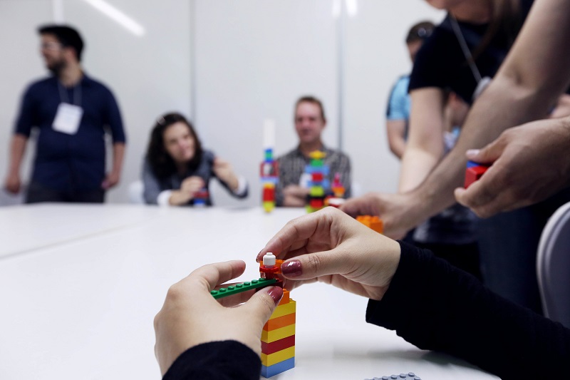 Atividade com Lego ajuda a desenvolver negócios (Foto: Marcos Nagelstein / Agência Preview)